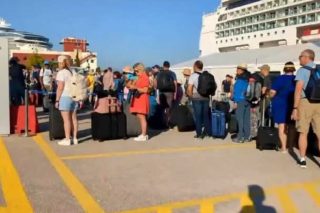 limani peiraia touristes